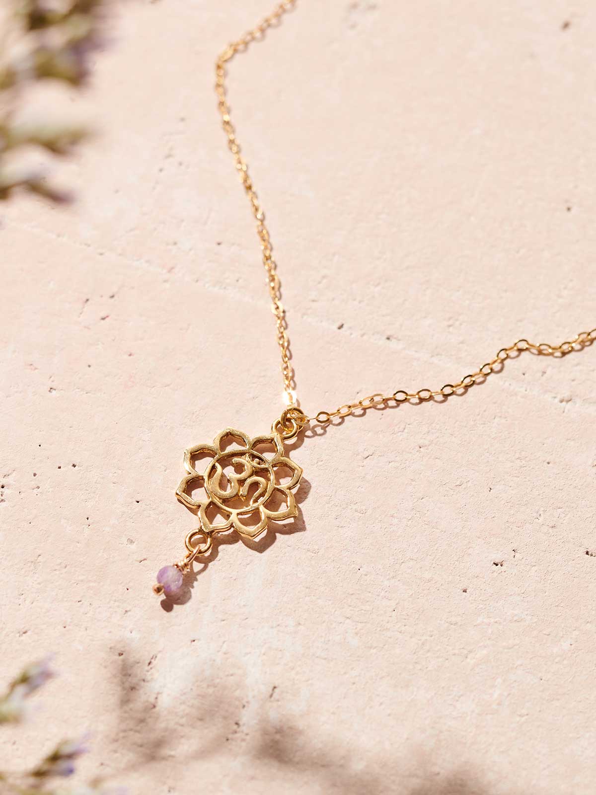 Om Lotus Kette Gold